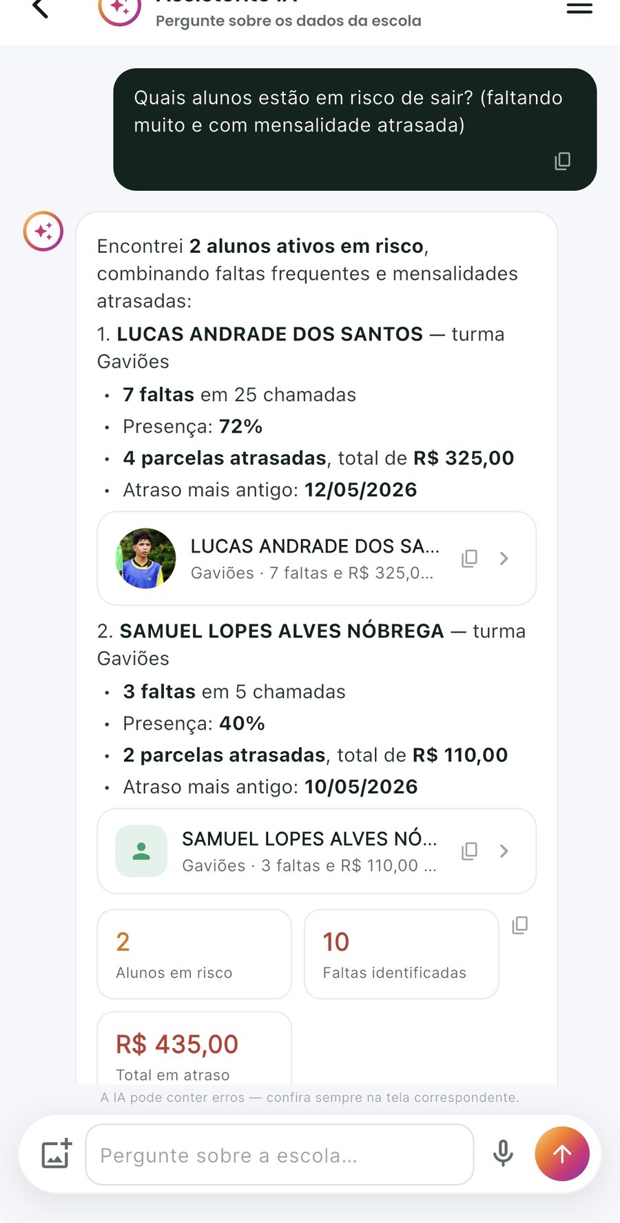 Assistente IA mostrando alunos em risco de evasão